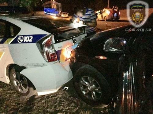 В Киеве лихач устроил гонки с полицией и разбил их машины (ФОТО)