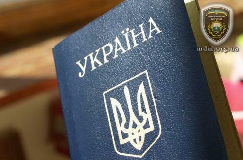Порошенко хочет поменять в паспортах русский язык на английский