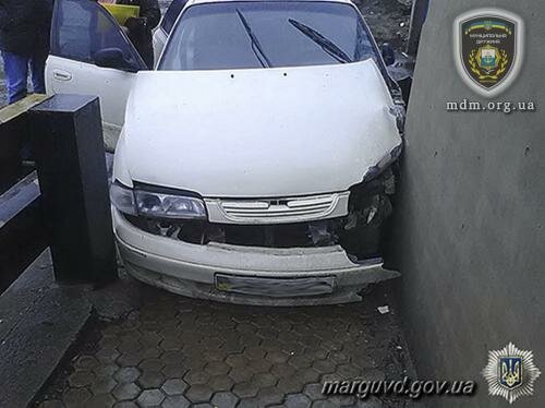 Мариуполе иномарка врезалась в забор: пострадал водитель