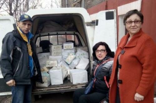 Волонтеры Киева передали мариупольским школьникам книги