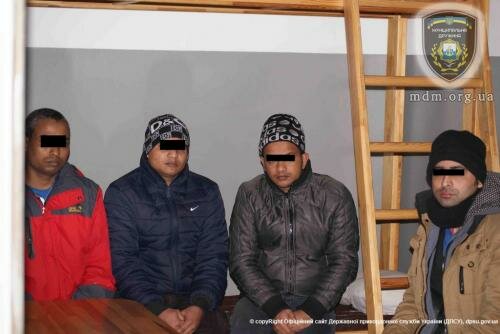 На Буковине задержали 4 граждан Бангладеш, которые пытались перейти границу Украины
