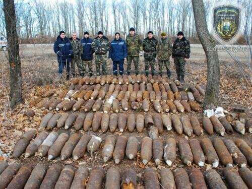 За несколько дней пиротехники МЧС очистили 1,6 га территории и изъяли 35 боеприпасов на востоке Украины