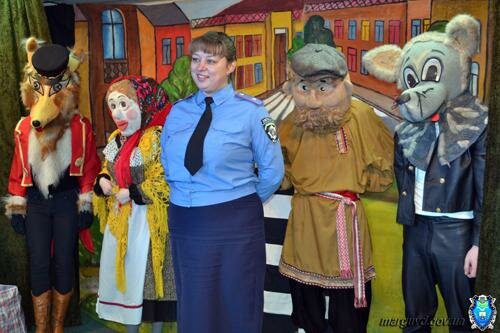 Маленьких мариупольчан обучали Правилам дорожного движения в детском театре кукол