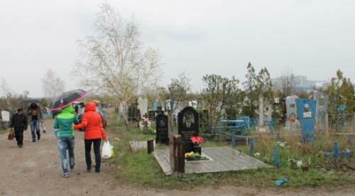 Тысячи горожан посетили могилы родных и близких в выходные и будние дни