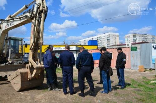 В Мариуполе работница «наливайки» забаррикадировалась в контейнере, чтобы его не снесли (ФОТО)