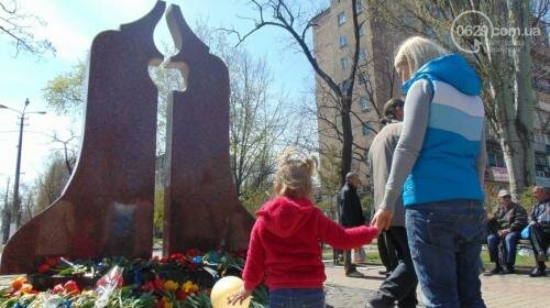 Мариупольцы почтили память жертв Чернобыльской трагедии (ФОТО)