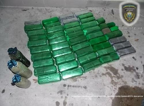 Пограничники обнаружили 60 кг марихуаны в топливном баке автомобиля