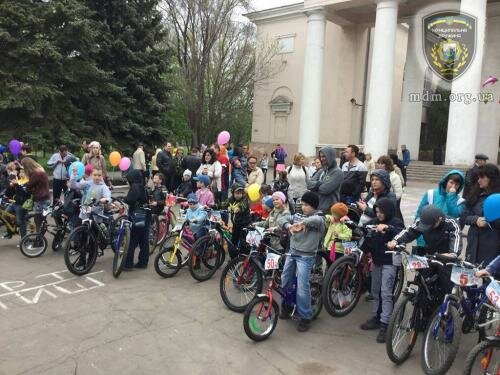В Мариуполе прошла велогонка "Догоняйка" среди детей от 3 до 13 лет