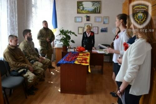 В Мариуполе школьники вручали военным маки – символы Победы