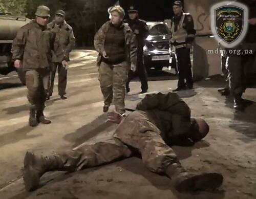 Пьяный военный напал с ножом на сотрудников ГАИ (ВИДЕО)
