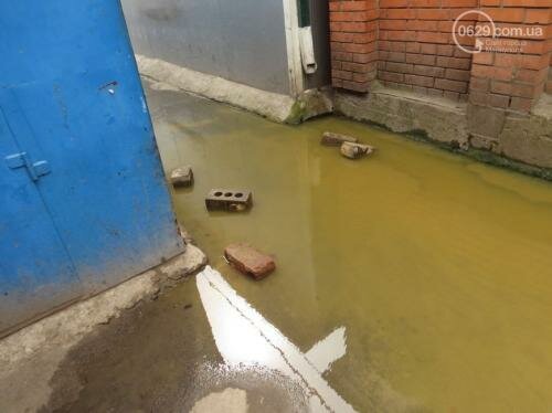 В Мариуполе овощной рынок на 17 мкр затопило фекалиями