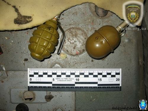 В Мариуполе при обыске автомобиля ГАЗ-3110, обнаружено 2 гранаты вместе с запалом.