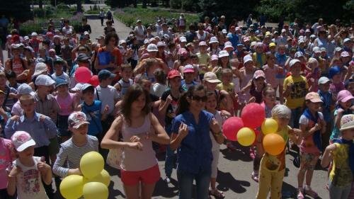 В Орджоникидзевском районе Мариуполя торжественно открыли работу пришкольных лагерей
