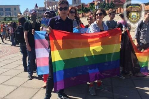 В Киеве милиция защищала геев, лесбиянок, феминисток и неформалов от "правых", есть пострадавшие (фото, видео)