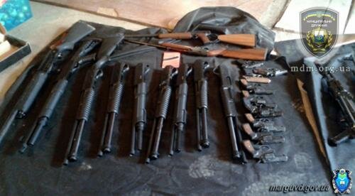 Милиционеры изъяли у мариупольца арсенал оружия (ФОТО)