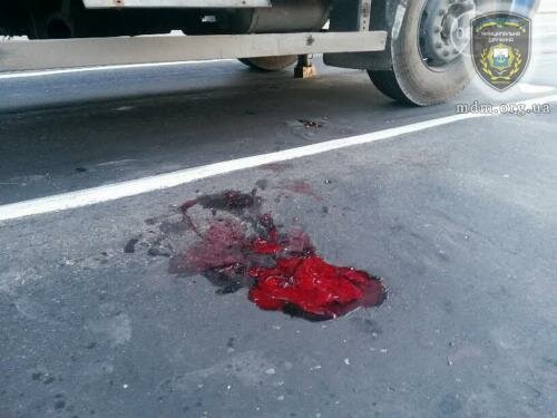 ДТП в Мариуполе, "КамАЗ" сбил двух пешеходов