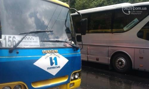 В Мариуполе маршрутка столкнулась с рейсовым автобусом, направлявшимся в Днепропетровск (ФОТО)