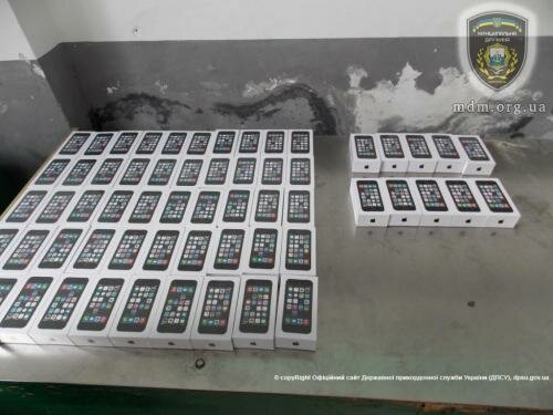 Украинец спрятал в иномарку мобильных телефонов почти на 700 000 гривен