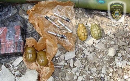 В Мариуполе обнаружено три схрона с гранатометами и другим оружием.