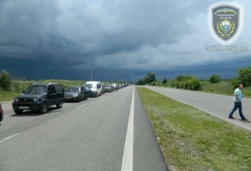 Сутки ожидания: на трассе Мариуполь-Донецк очередь машин тянется от Волновахи до областного центра