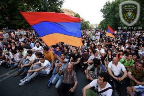 В Ереване активисты выгнали с площади российских журналистов