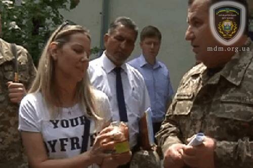 Полтораку подарили "помои", которыми кормят солдат АТО: фото и видеофакт
