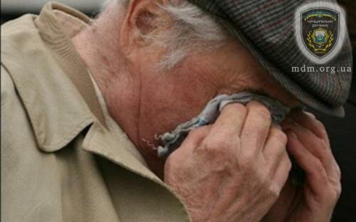 В Мариуполе двое мужчин избили и ограбили пенсионера