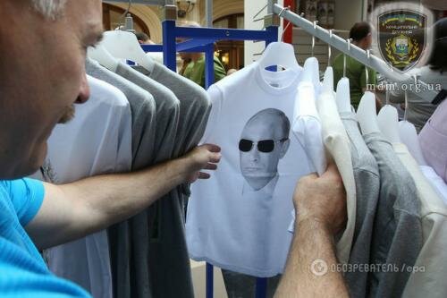 Почетный консул Украины лишился должности из-за футболки с Путиным
