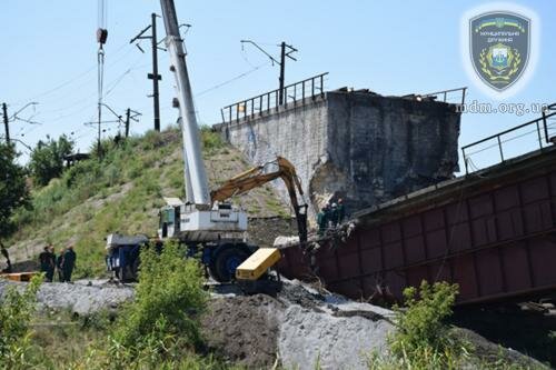 В Мариуполе «Метинвест» восстанавливает взорванный мост, а милиция обеспечивает охрану стратегического объекта (ФОТОРЕПОРТАЖ)