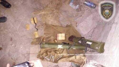 На окраине н.п. Станично-Луганское пограничники обнаружили тайник с оружием (ФОТО)