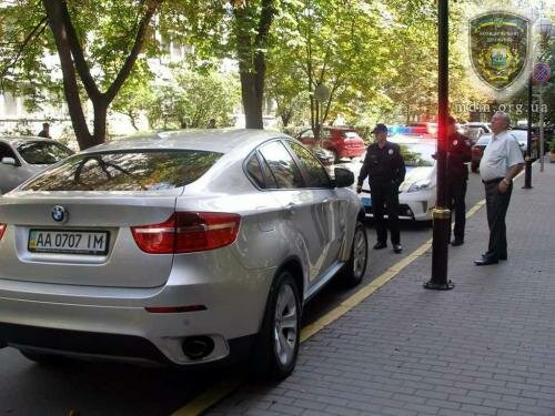 Полиция наказала прокурора за парковку в неположенном месте (ФОТО)
