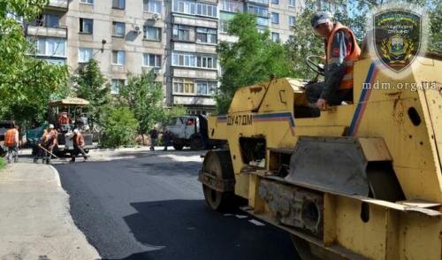 Металлурги ремонтируют внутриквартальные дороги во дворах Мариуполя