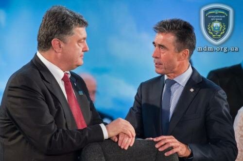 Порошенко пообещал предоставить Генсеку НАТО убедительные доказательства российской агрессии в Украине