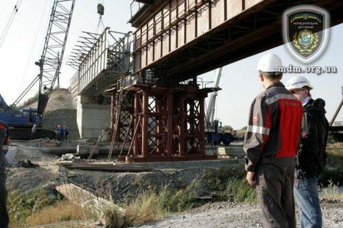 Восстановление разрушенного ж/д моста продолжается