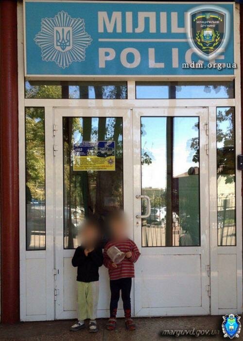 В Мариуполе двух мальчиков возрастом 3 и 4 года милиционеры забрали с улицы и поместили в больницу (ФОТО)