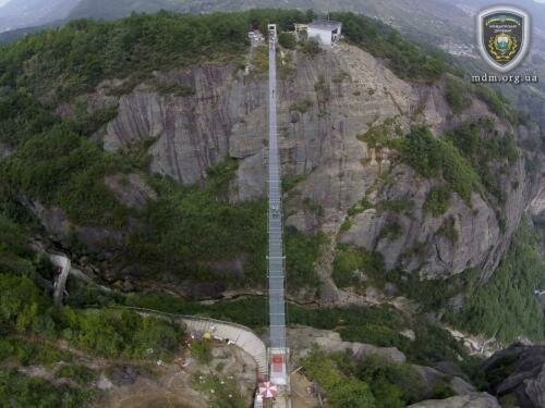 В Китае построили самый длинный в мире стеклянный мост над пропастью