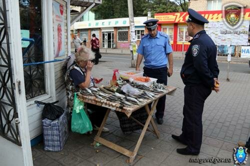 Участковые инспекторы Мариуполя изъяли продукцию у «стихийных» торговцев на улице Блажевича (ФОТОРЕПОРТАЖ)