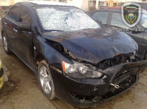 В Мариуполе Mitsubishi влетел в дерево: водитель погиб, травмированного пассажира вызволяли спасатели