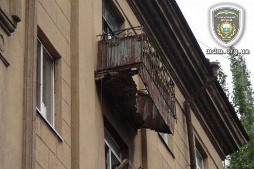 Спасатели отремонтировали балкон и сберегли мариупольцев от травм