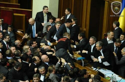 В Верховной Раде произошла массовая драка с участием премьер-министра Яценюка