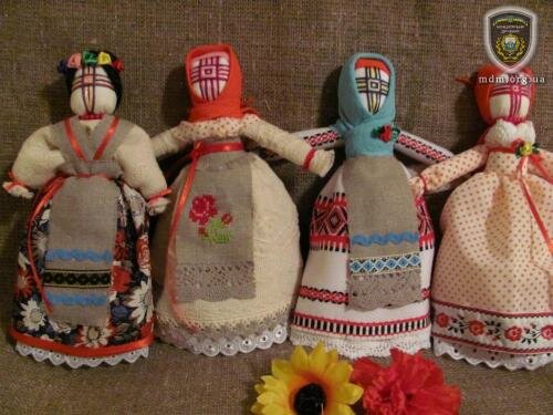 "Відчуй Україну": Столичные живописцы привезли в Мариуполь пейзажи и куклы-мотанки
