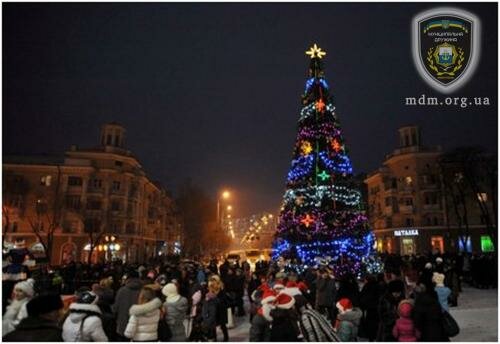 Главная Новогодняя ёлка Мариуполя зажжёт свои огоньки 19 декабря