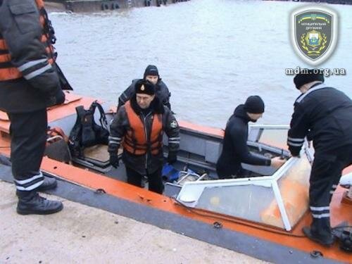 Мариупольские спасатели в ледяной воде проверяют дно на наличие взрывных устройств