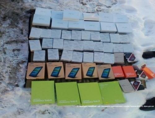 На КПВВ в Донецкой области изъяли контрабандные гаджеты, парфюмерию и 55 тыс. долларов 