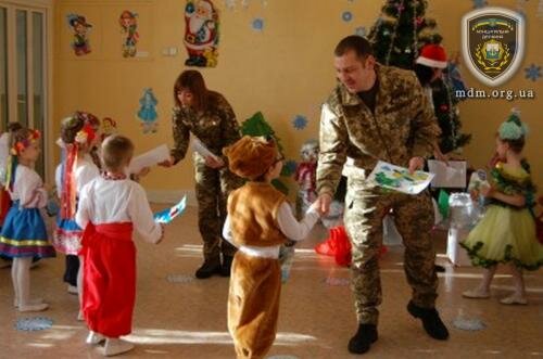 В Мариуполе офицеры гражданско-военного сотрудничества посетили детские сады для детей с нарушениями зрения