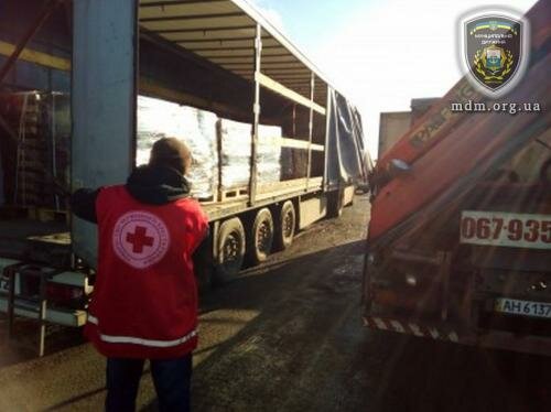 Красный Крест в село Бердянское под Мариуполем доставил 30 тонн брикетов для отопления 