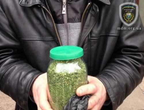 Полицейские изъяли у прохожего литровую банку марихуаны