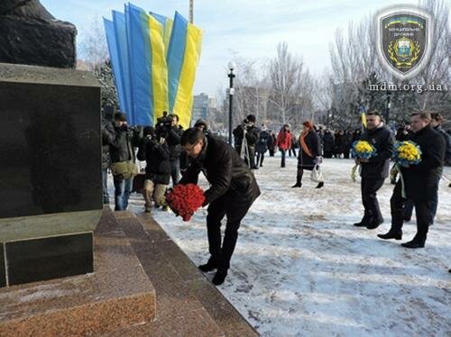 Мариупольские власти возложили цветы к памятнику Шевченко