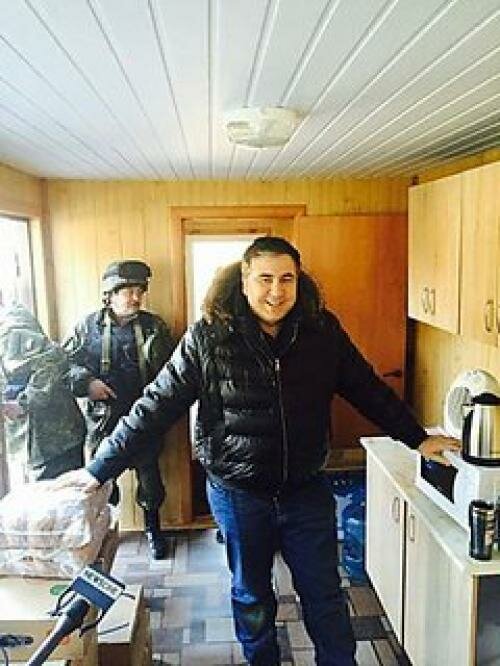 Саакашвили приехал на блокпосты Мариуполя с контейнерами для бойцов